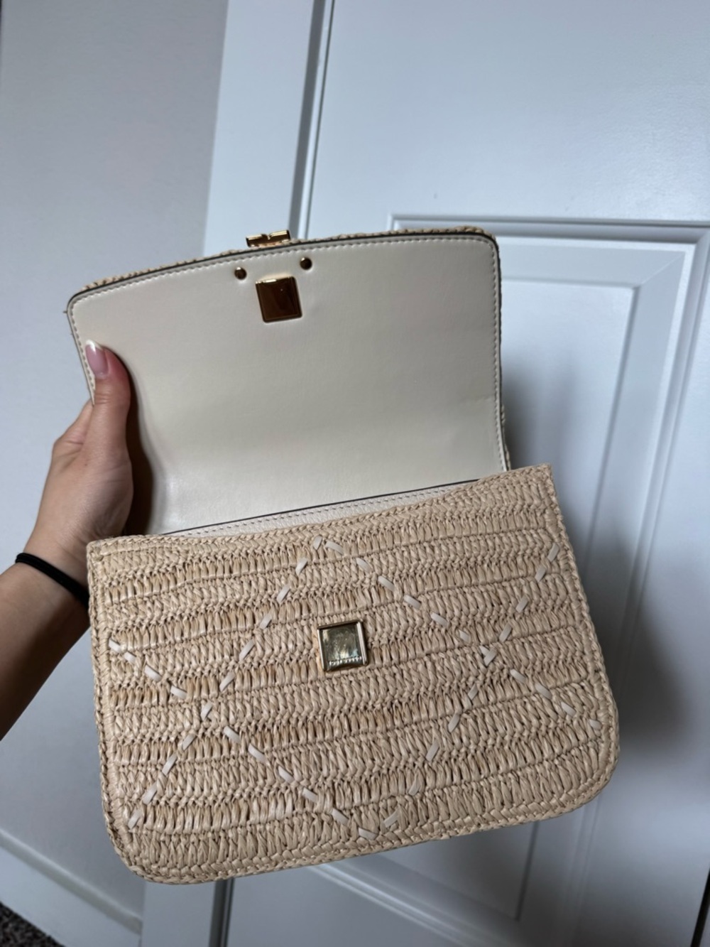Tory Burch Cream Woven Shoulder Bag with Gold Accents - Picture 6 of 7